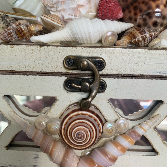 Seashell wooden box with shells and china encrusted on wooden decorative… - Picture 10 of 16